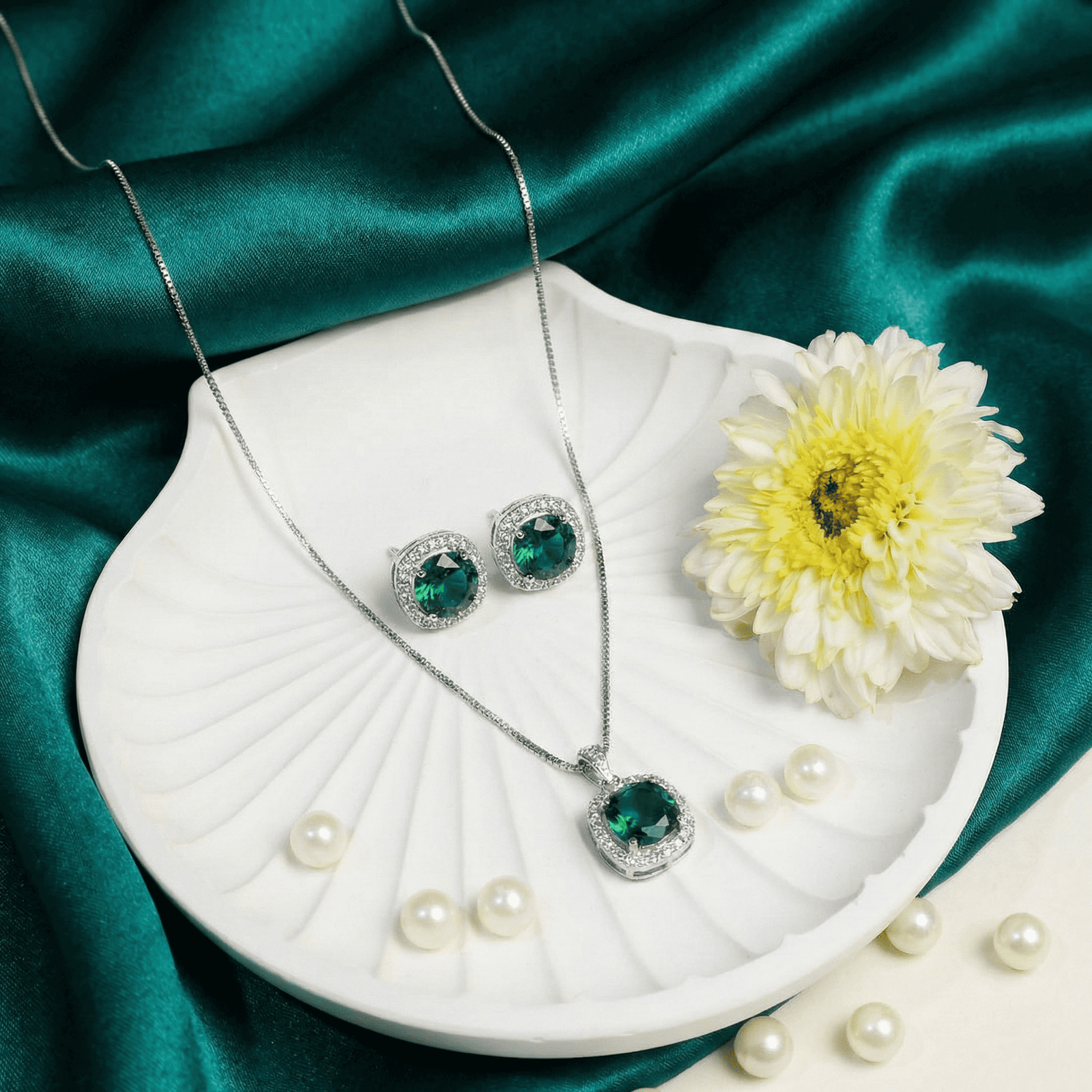 Contemporary emerald AD pendant jewellery set with earrings 2