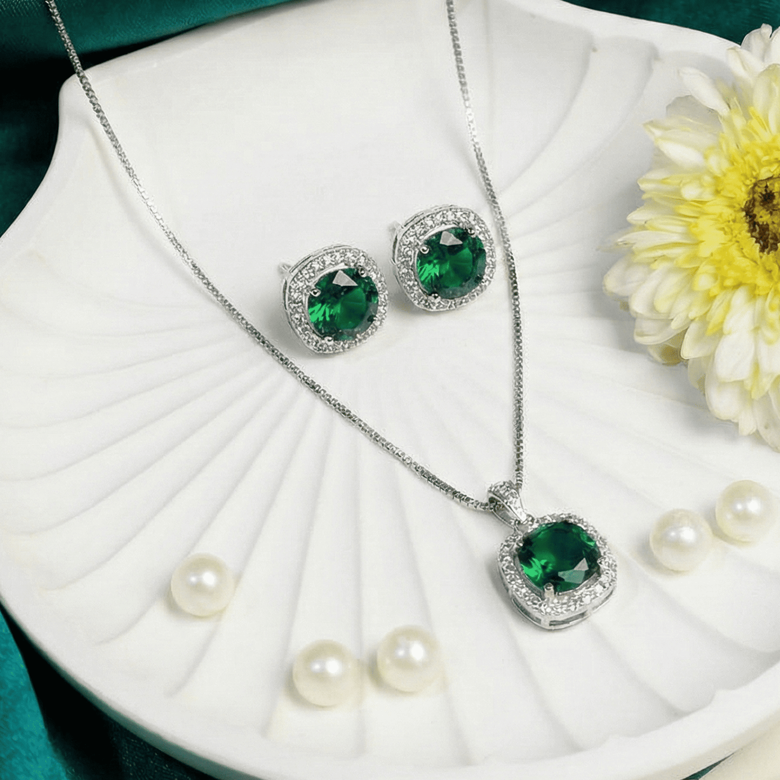 Contemporary emerald AD pendant jewellery set with earrings 1
