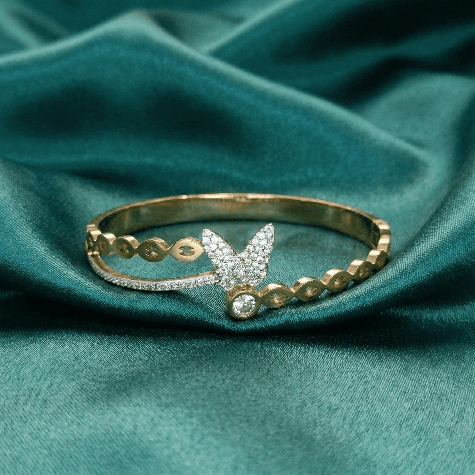 Butterfly anti-tarnish bracelet for women with satin background