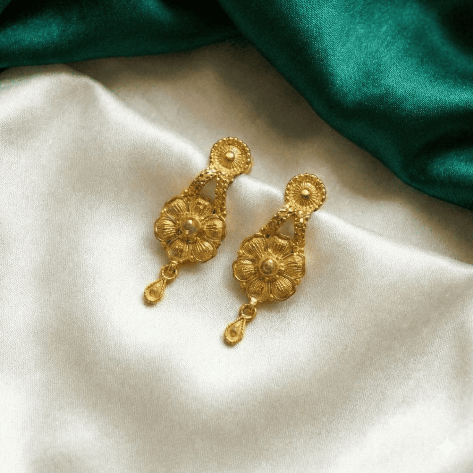 Eshanarya Swarna Pushpa One Gram Gold Necklace Set for Women