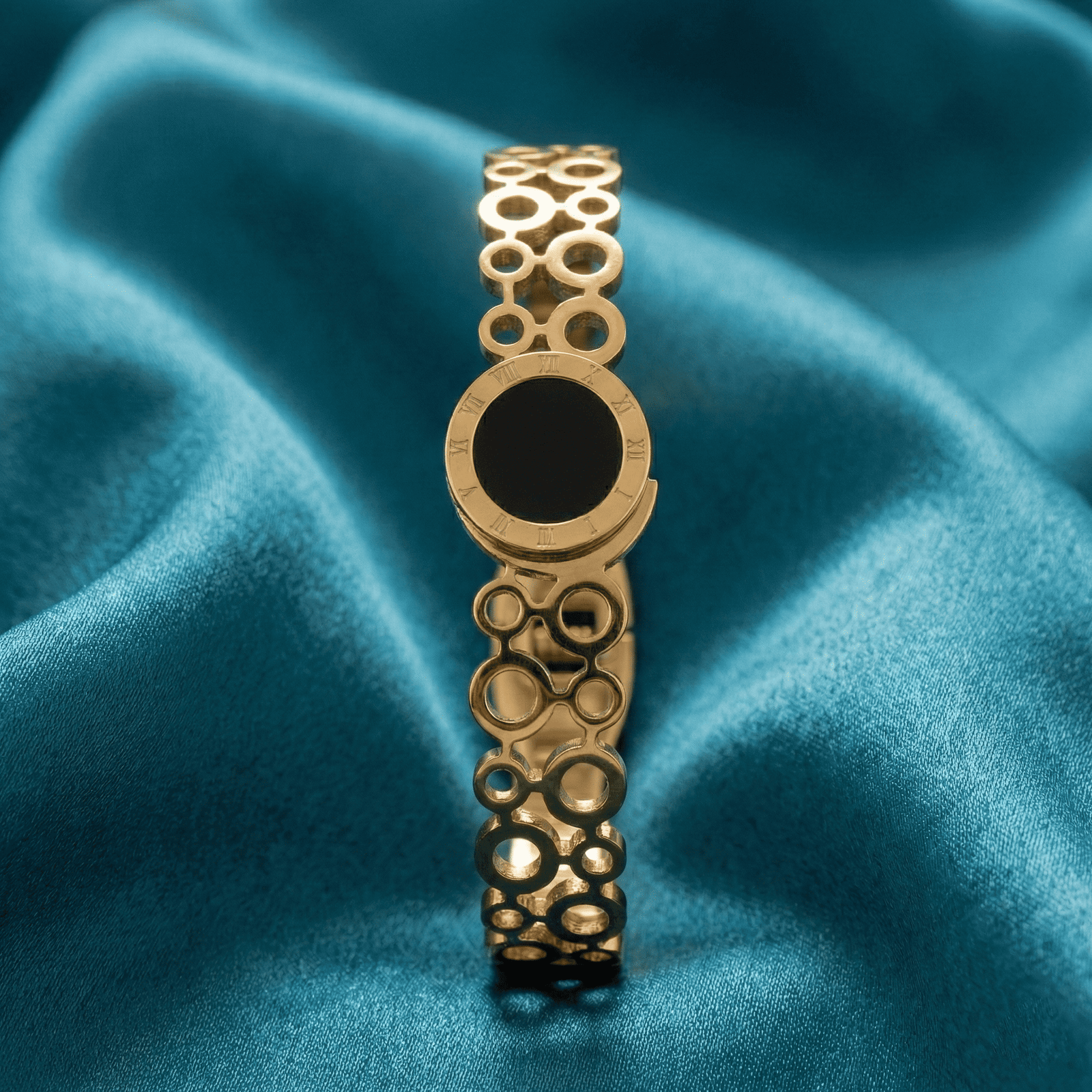 Modern stainless steel bracelet for women with circular open link design